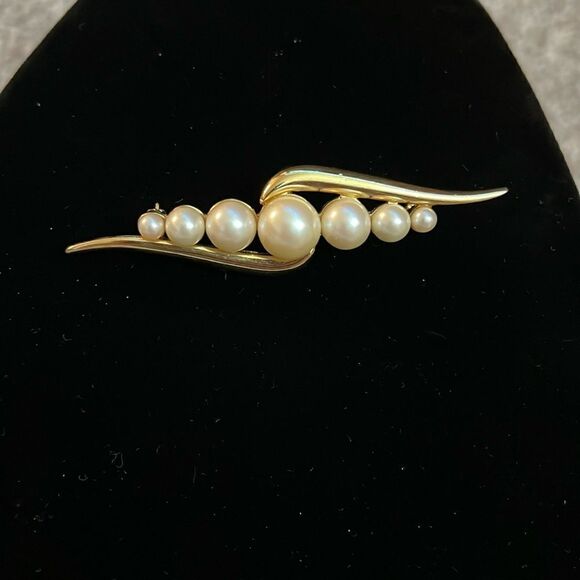 Vintage Monet Gold and Pearl Brooch / Pin - Picture 1 of 3